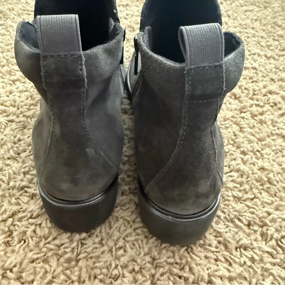 Munro Gray Suede Ankle Boots Zippers on Both Sides. Size 9.5